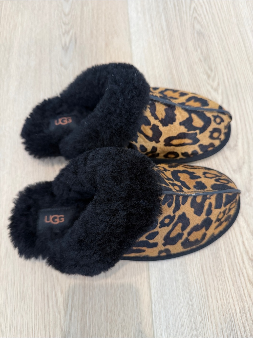 UGG Scuffette Leopard Print
Shearling
Slippers Women's
Size 8 - Picture 3 of 5